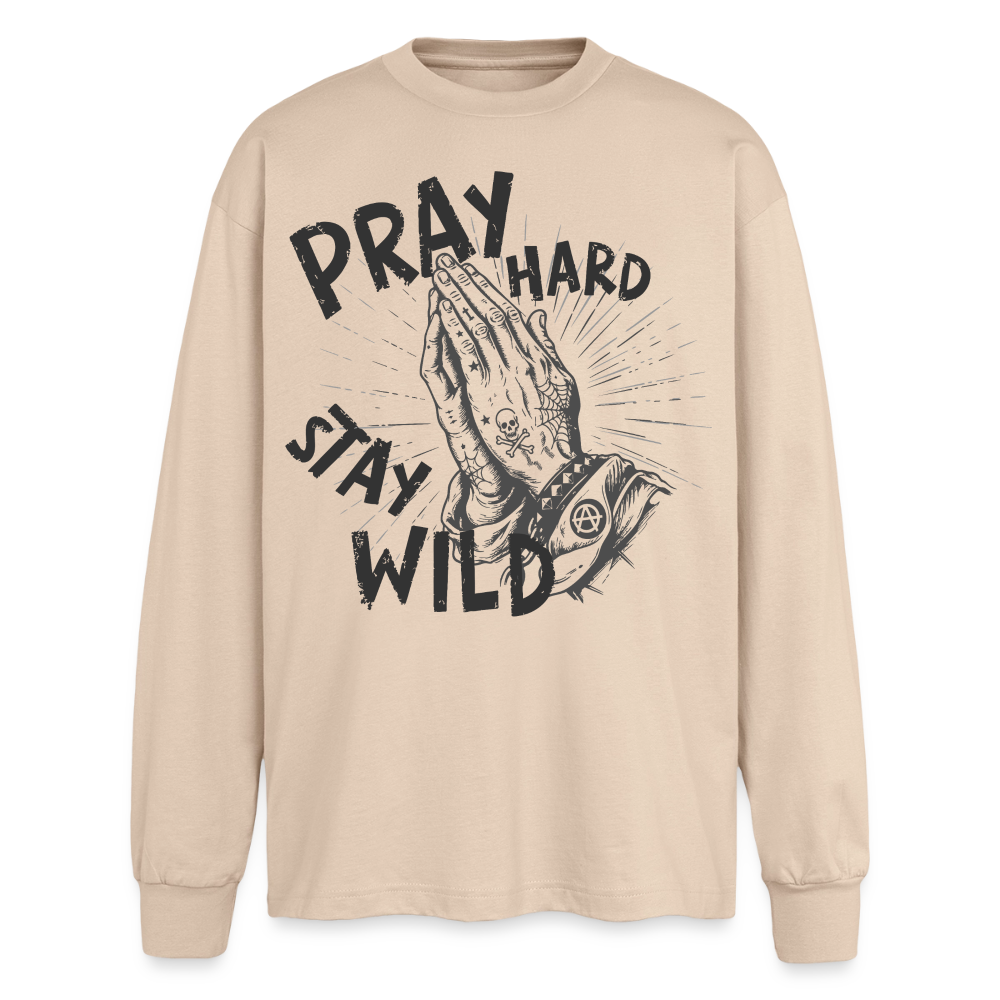 Pray Hard Design – Oversized Langarmshirt - Sand