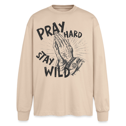 Pray Hard Design – Oversized Langarmshirt - Sand